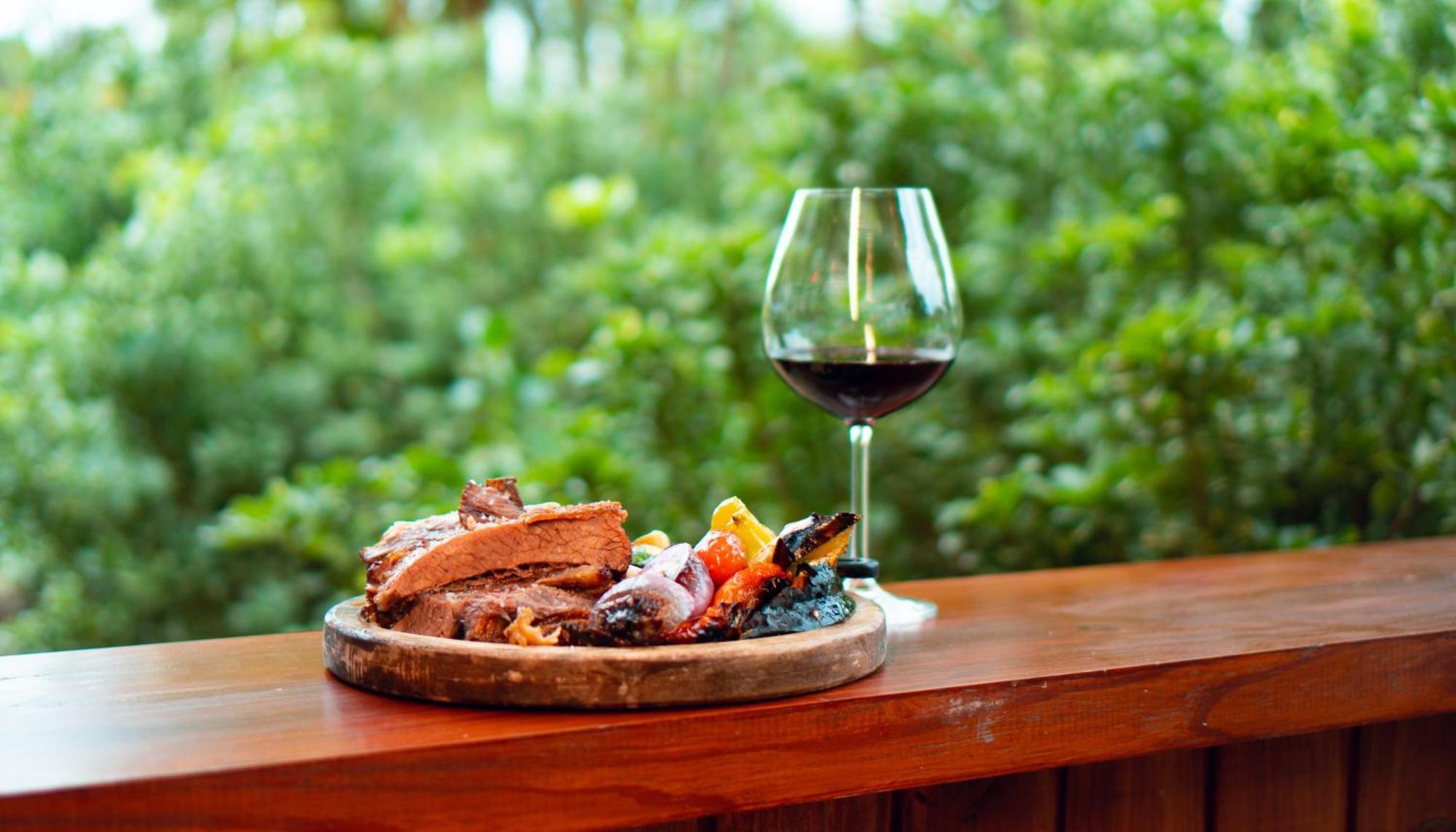 Mabu Thermas Grand Resort Foz do Iguaçu Exteriér fotografie A glass of wine with a plate of food